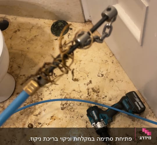 כלי עבודה וצינור על רצפת חדר אמבטיה